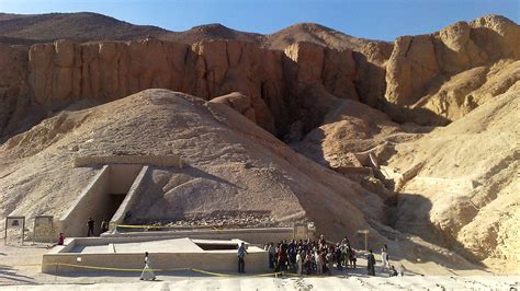 Tourists Outside The Tomb Of Tutankhamun Valley Of The Kin Flickr