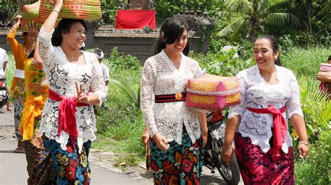 Volunteer In Bali And Learn To Dress Up As A Real Balinese