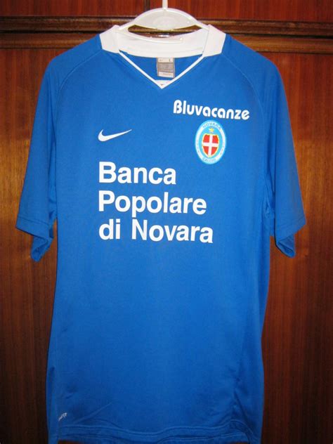 Vanta una finale di coppa italia. Novara Calcio Home football shirt 2009 - 2010.