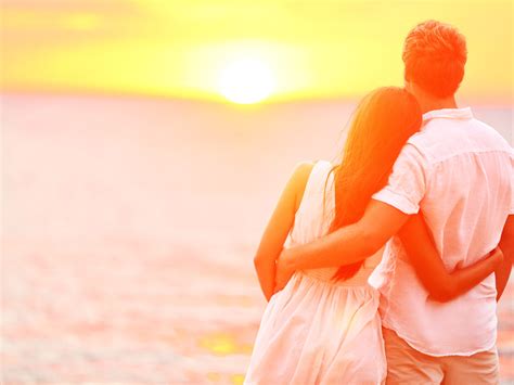 Honeymoon Couple Romantic In Love At Beach Sunset : Wallpapers13.com