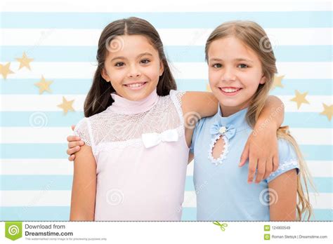 Freundschaft Und Beste Freunde Kleine Mädchen Sind Beste Freunde Freundschaft Von Kleinen