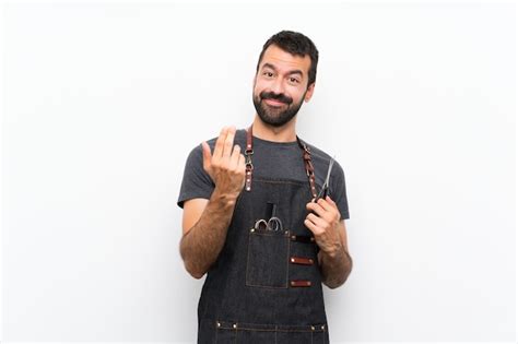 Hombre Barbero En Un Delantal Invitando A Venir Con La Mano Feliz De