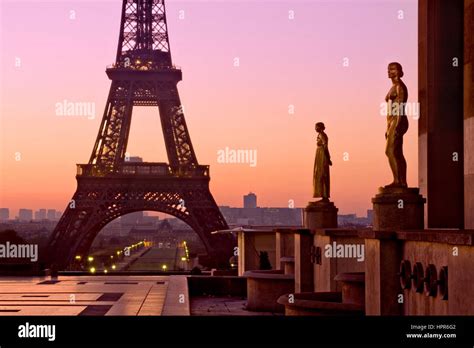 Eiffel Tower Cropped Hi Res Stock Photography And Images Alamy