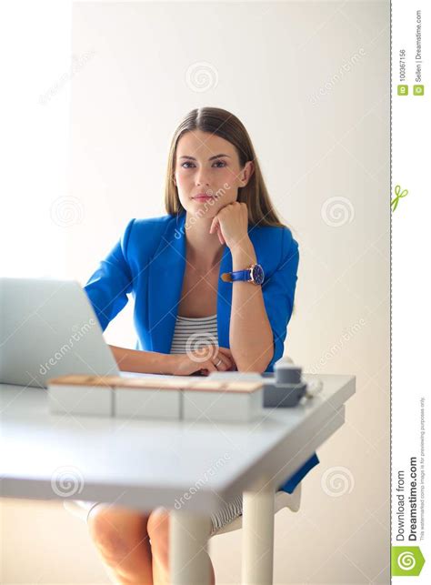 Frau Mit Den Dokumenten Die Auf Dem Schreibtisch Sitzen Stockfoto