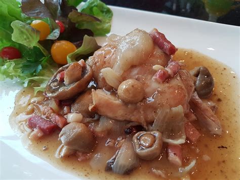 Traag gegaarde kip met spekjes en champignons