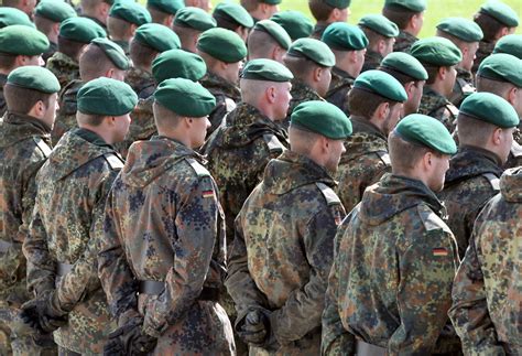 ˈbʊndəsˌveːɐ̯ (escutar (ajuda · info)), defesa federal) são as forças armadas unificadas da alemanha e sua administração civil e autoridades de aprovisionamento. Bundeswehr - General History
