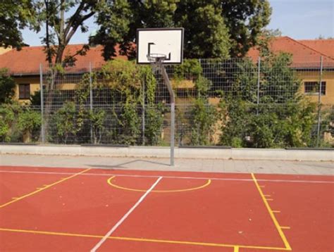 Basketball ist eine meist in der halle betriebene ballsportart, bei der zwei mannschaften versuchen, den ball in den jeweils gegnerischen korb zu werfen. Ballspiel- und Basketballplatz am Flugfeld - Wiener Neustadt