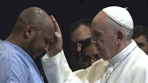 Le pape françois aborde la question des abus sexuels, l'avortement et l'homosexualité. Photo du film Le Pape François - Un homme de parole ...