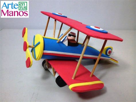 Debes fijarte además que lo dobles dejando medio dedo por fuera de la base del avión. Avión con Material Reciclado y Foami, Paso a Paso | Actividades de reciclaje para niños, Como ...