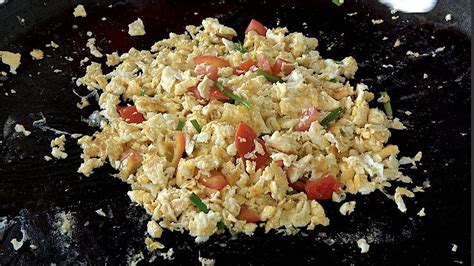 Cooking Easy Scrambled Eggs - YouTube
