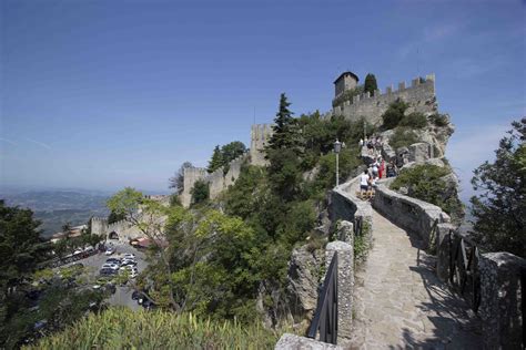 San marino republic is located few kilometers from the riviera romangola, excellent location for summer tourism and beach holidays. San Marino - location matters!