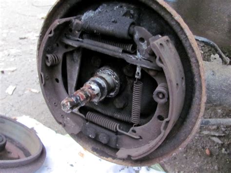 Wann müssen trommelbremsen nachgestellt werden? Wann sollte man keine Reparaturen am Auto selbst ...