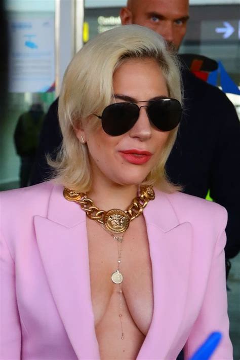 Photos Sexy Lady Gaga Dévoile Sa Poitrine Sous Un Blaze Closer