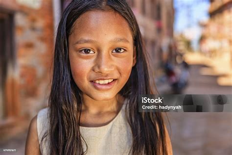 potret gadis muda nepal di bhaktapur nepal foto stok unduh gambar sekarang kemiskinan anak