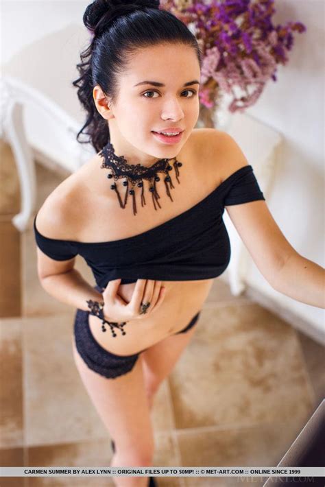 Schönes Mädchen Carmen Summer Zeigt Ihnen Ihren Völlig Nackten Körper In Fahaga Porno Bilder