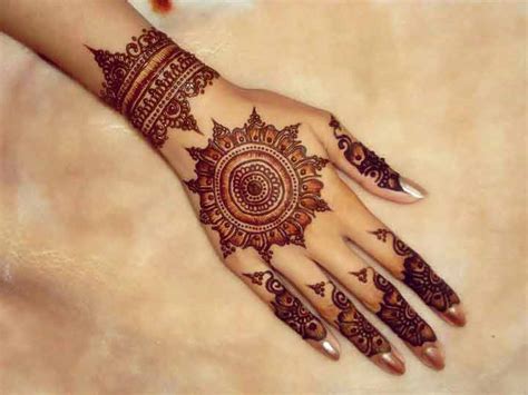 To help you pick, we have compiled 36 of the most stunning mehendi designs for hands. Simple Gol Tikka Mehndi Designs For Hands In 2020 | FashionEven