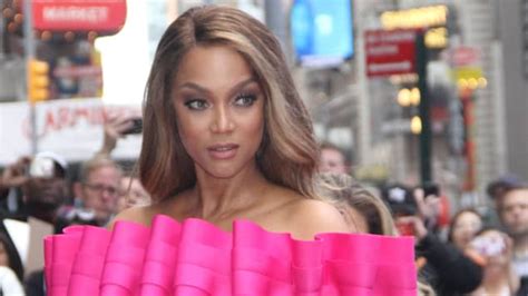 tyra banks mit 45 noch einmal auf „sports illustrated“ cover