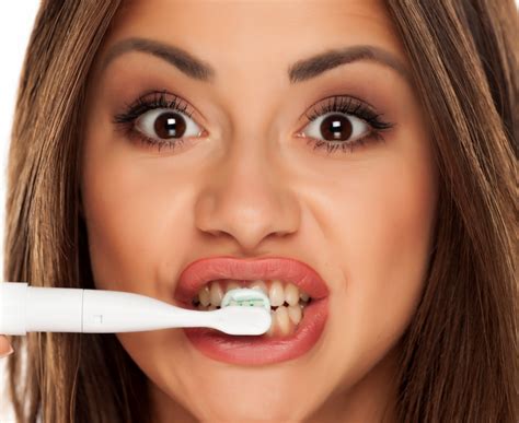 Is An Electric Toothbrush Better Than A Manual Brush Women In Dentistry