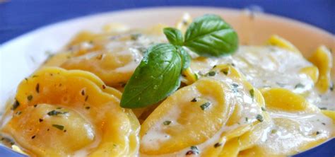 Ricotta e radicchio formano un binomio squisito, ma con l'aggiunta delle noci diventa per questa ricetta vi consigliamo i ravioli di ricotta con gorgonzola e radicchio la sfoglia d'oro, ma poi sta a voi. Ravioli al radicchio con ricotta e noci