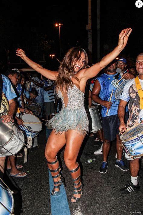 Carnaval 2016 Sabrina Sato Mostra Samba No Pé Em Ensaio De Rua Da Vila Isabel Purepeople