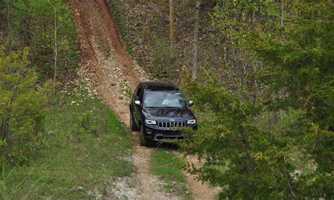 2014 Jeep Grand Cherokee Shows Skills Off Road