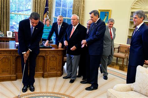 Filebarack Obama Takes A Practice Putt In The Oval Office Wikipedia