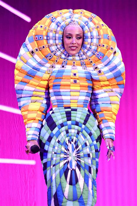 Vmas 2021 See Doja Cats Wildest Awards Show Outfits Usweekly