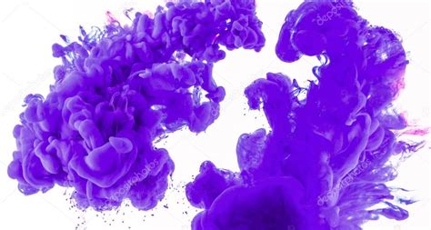 Diseño Abstracto Con Salpicaduras De Pintura Púrpura En Agua Aislado
