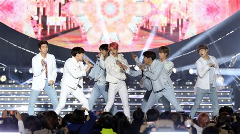 Concert Review Bts Warm Up A Chilly Chicago Night With Stadium Set
