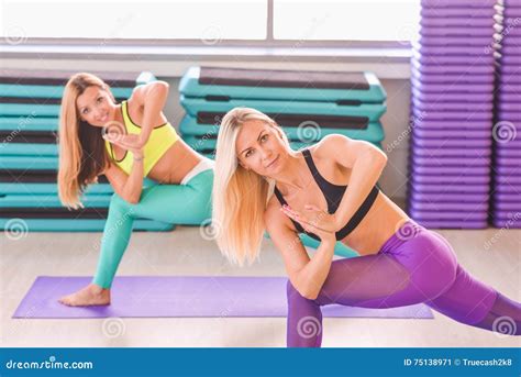dwa młodej kobiety robi joga asana sprawności fizycznej i stylu życia pojęciu obraz stock