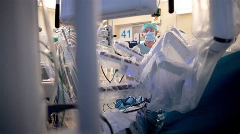 första graviditeten efter robotassisterad transplantation av livmoder p4 göteborg sveriges radio