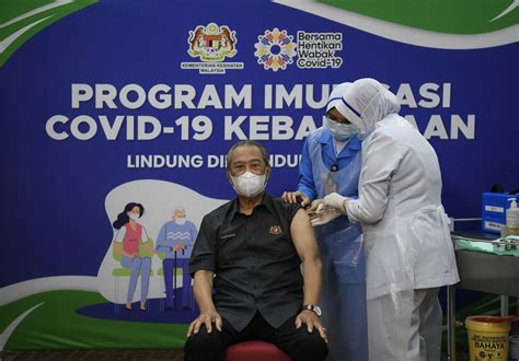 Some have favored vaccinating as many people as possible as quickly as possible, while. PM Muhyiddin becomes first person in Malaysia to complete ...