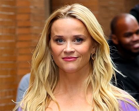 Reese Witherspoon Shows Off Her Christmas Decor In Festive Photo Parade Entertainment