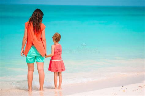 Hermosa Madre E Hija En La Playa Del Caribe Disfrutando De Vacaciones