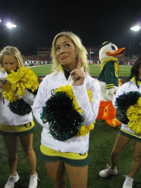 photos of the hot cheerleader girls of oregon ducks cheerleaders