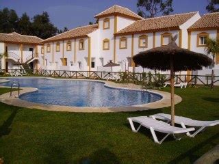 Hoy ha amanecido a las 8:23 y anochecerá a las 20:14, las temperaturas estarán entre 14°c y 26°c, el cielo estará muy nuboso, el viento será moderado con. Unifamiliar Islantilla en pleno campo de Golf