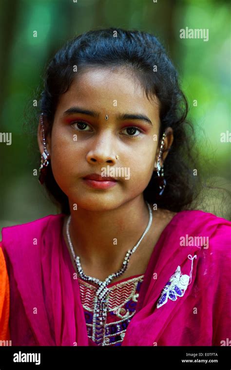 Portrait D Une Jeune Fille Du Bangladesh Dhaka Photo Stock Alamy