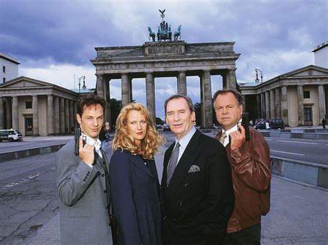 Die geschichten von angehenden schauspielern voller träume und tatendrang, die in den metropolen dieser welt ihr glück versuchen und sich mit lästigen nebenjobs über wasser halten müssen, sind auch heute noch bittere realität. Im Namen des Gesetzes: Das machen Henry van Lyck und Co ...
