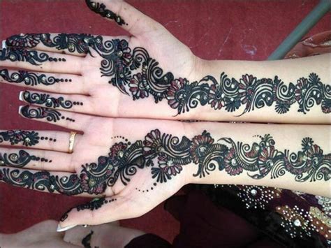 Henna tangan cantik, simple, dan sederhana video ini mempelihatkan step by step membuat henna tangan cantik, simple dan. Gambar Lukisan Henna Di Tangan Pengantin - Gambar Kelabu