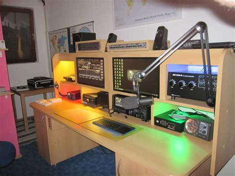 An Example Of Incorporating Flat Screens In An Operating Position Desk