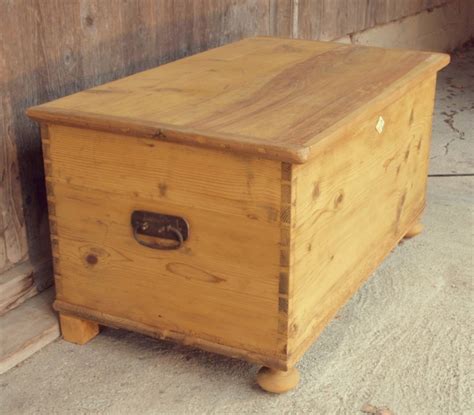Ein wunderschöner eyecatcher für ihr zuhause. Antike Truhe Holztruhe Kiste aus Massivholz Fichte ...