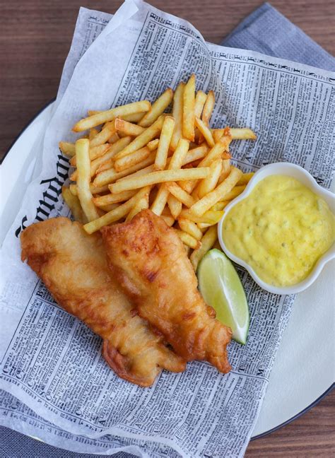 Fish and chips is a hot dish consisting of fried fish in batter, served with chips. Fish and Chips med remouladsås - ZEINAS KITCHEN