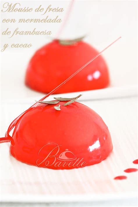 Cubrir alrededor de la tarta, con coco rallado. Semiesfera con mousse de fresa, mermelada y glaseado rojo