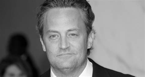 Matthew Perry nie żyje Gwiazdor serialu Przyjaciele miał lata Filmozercy