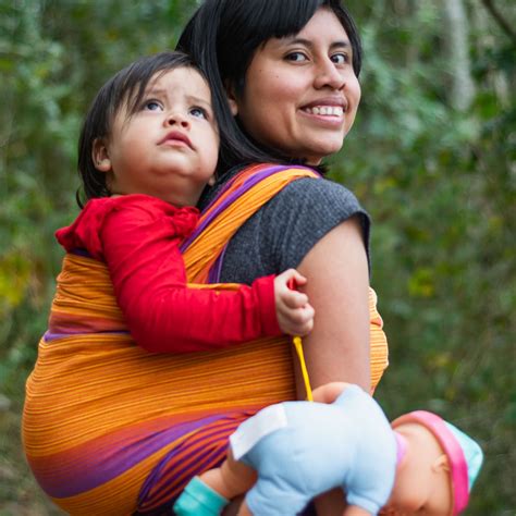 Cargado De Bebé A La Cintura Una Tradición Que Perdura En Chiapas