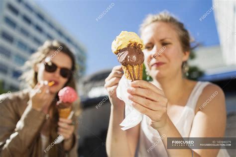 Frauen Mit Schmelzendem Eis Sonnenlicht Schokolade Stock Photo