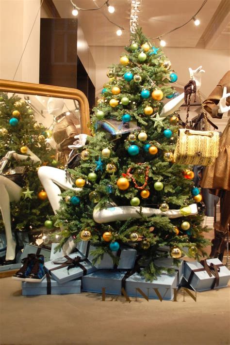 The traditional colors of christmas are pine green (evergreen), snow white. 27 Unique Christmas Decoration Ideas For Stores ...
