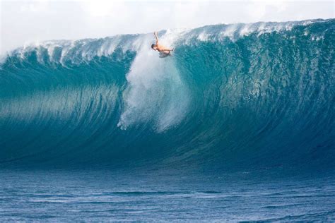 Surfing Saturdays Teahupoo The Heaviest Barrel In The World In Super