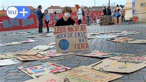 fridays for future aktivisten protestieren mit 502 plakaten vor landtag