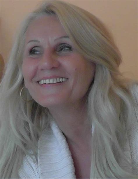 I prizori govore o tome da se srpkinja vratila u pratnji srpskih medija i drugih lica, koje ona naziva drugovima. 307 - Dragica Schadegg- spirituelle Lehrerin und Expertin ...